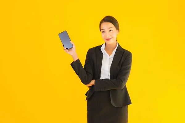Retrato Hermosa Joven Negocio Asiático Mujer Con Teléfono Móvil Inteligente — Foto de Stock