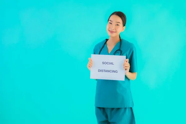 Retrato Bonito Jovem Asiático Médico Mulher Mostrar Sinal Com Social — Fotografia de Stock