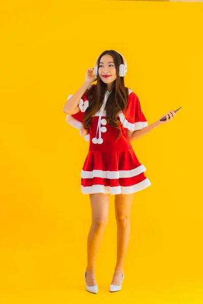 Portret Mooie Jonge Aziatische Kerst Kleding Hoed Luisteren Naar Muziek — Stockfoto