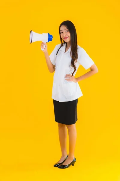 Retrato Bonito Jovem Asiático Médico Mulher Uso Megafone Amarelo Isolado — Fotografia de Stock