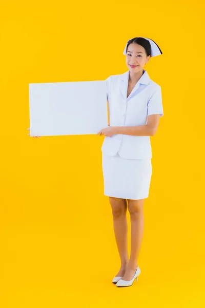 Retrato Bonito Jovem Asiático Mulher Tailandês Enfermeira Mostrar Vazio Branco — Fotografia de Stock