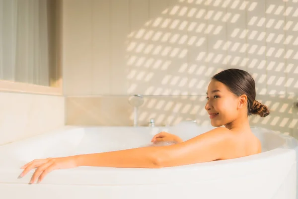 Retrato Joven Asiática Mujer Relajarse Tomar Baño Bañera Para Spa — Foto de Stock