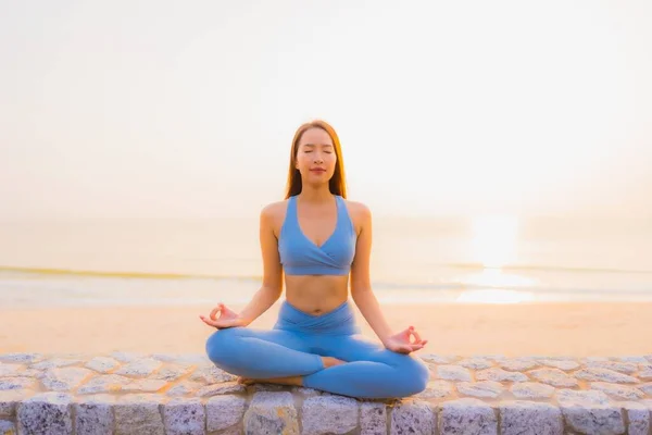 Ritratto Giovane Donna Asiatica Fare Meditazione Intorno Mare Spiaggia Oceano — Foto Stock