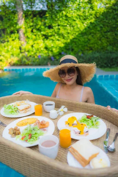 Ritratto Giovane Donna Asiatica Sorriso Felice Godere Con Vassoio Colazione — Foto Stock