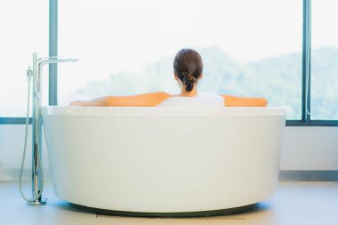 Güzel bir Asyalı kadın portresi. Rahatına bak. Banyoda ve tuvalette keyfine bak.