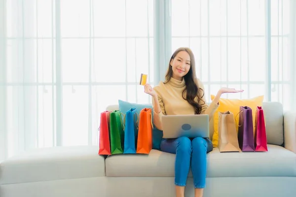 Retrato Hermosa Mujer Asiática Joven Con Ordenador Portátil Tarjeta Crédito — Foto de Stock