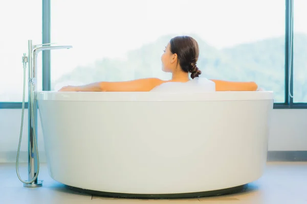 Retrato Bonito Jovem Asiático Mulher Relaxar Lazer Desfrutar Banheira Banheiro — Fotografia de Stock