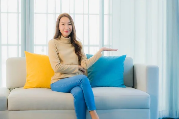 Retrato Hermosa Joven Mujer Asiática Relajarse Ocio Disfrutar Sofá Sala — Foto de Stock