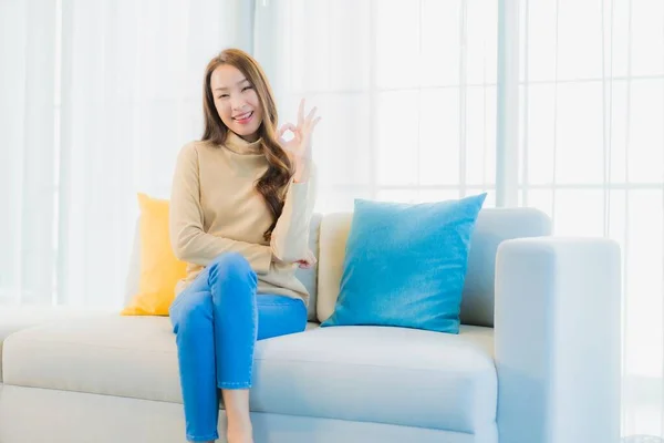 Retrato Hermosa Joven Mujer Asiática Relajarse Ocio Disfrutar Sofá Sala —  Fotos de Stock