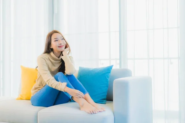 Retrato Bonito Jovem Asiático Mulher Relaxar Lazer Desfrutar Sofá Sala — Fotografia de Stock