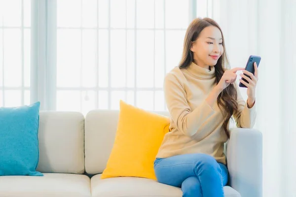 Porträt Schöne Junge Asiatin Mit Smartphone Auf Sofa Wohnzimmer — Stockfoto