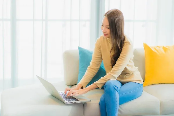 Porträt Schöne Junge Asiatische Frau Verwenden Computer Laptop Auf Sofa — Stockfoto