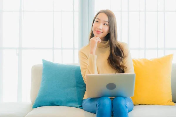 Porträtt Vacker Ung Asiatisk Kvinna Använder Dator Laptop Soffa Dekoration — Stockfoto