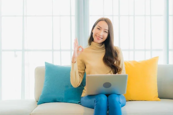 Portret Mooie Jonge Aziatische Vrouw Gebruik Computer Laptop Bank Decoratie — Stockfoto