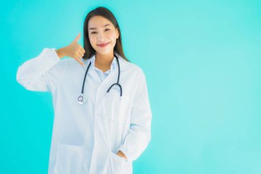 Güzel bir Asyalı doktor portresi. Klinik ya da hastane için cep telefonu kullanıyor.
