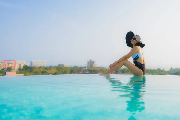 Retrato Bonito Jovem Asiático Mulher Feliz Sorriso Relaxar Redor Piscina — Fotografia de Stock