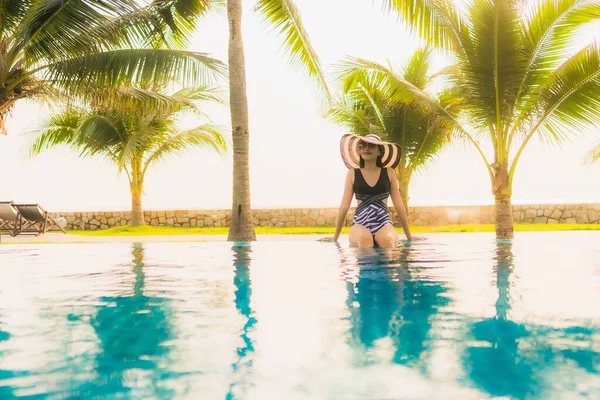 Retrato Bela Jovem Mulher Asiática Relaxar Redor Piscina Livre Hotel — Fotografia de Stock