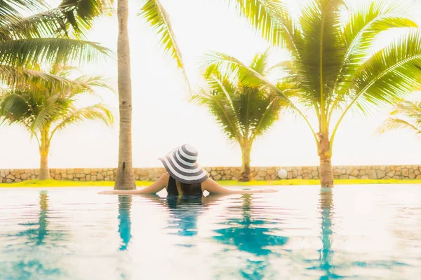 Retrato Bela Jovem Mulher Asiática Relaxar Redor Piscina Livre Hotel — Fotografia de Stock