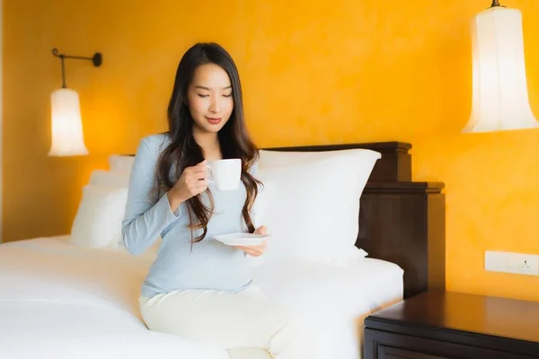 Porträt Schöne Junge Asiatin Mit Kaffeetasse Auf Bett Schlafzimmer — Stockfoto