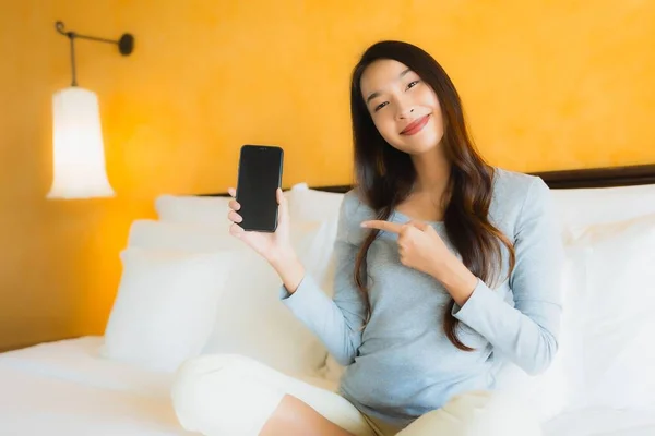 Retrato Hermosa Joven Mujer Asiática Utilizando Teléfono Celular Móvil Cama — Foto de Stock