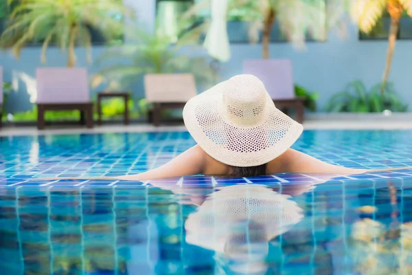 Retrato Hermosa Joven Mujer Asiática Relajarse Alrededor Piscina Complejo Hotelero — Foto de Stock