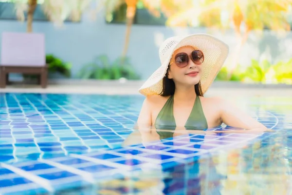 Retrato Hermosa Joven Mujer Asiática Relajarse Alrededor Piscina Complejo Hotelero —  Fotos de Stock