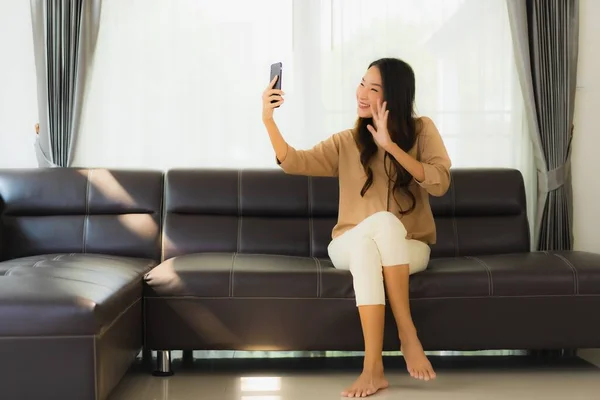 Portrait Schöne Junge Asiatische Frau Verwenden Handy Smartphone Oder Handy — Stockfoto