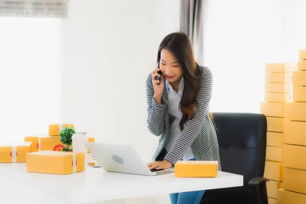 Portret Mooie Jonge Aziatische Zakenvrouw Werk Vanuit Huis Met Laptop — Stockfoto