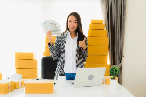 Ritratto Bella Giovane Donna Asiatica Lavoro Casa Con Computer Portatile — Foto Stock