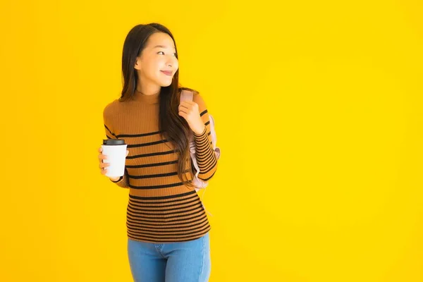 Retrato Hermosa Joven Asiática Mujer Con Mochila Taza Café Mano — Foto de Stock