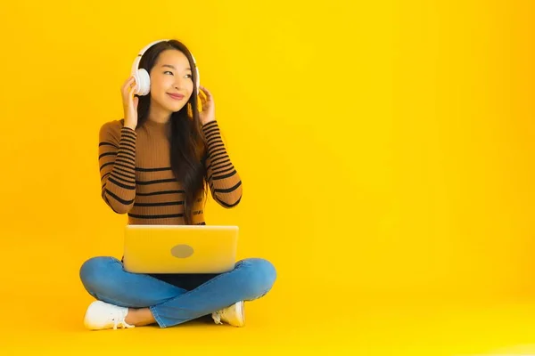 Schöne Porträt Junge Asiatische Frau Sitzen Auf Dem Boden Mit — Stockfoto