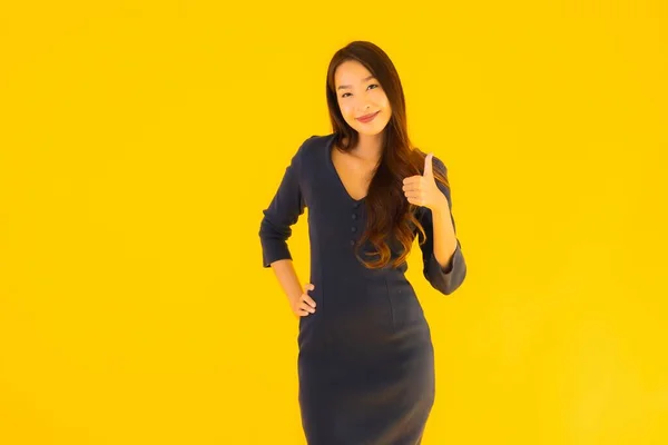 Portrét Krásná Mladá Asijská Žena Akcí Izolovaném Žlutém Pozadí — Stock fotografie
