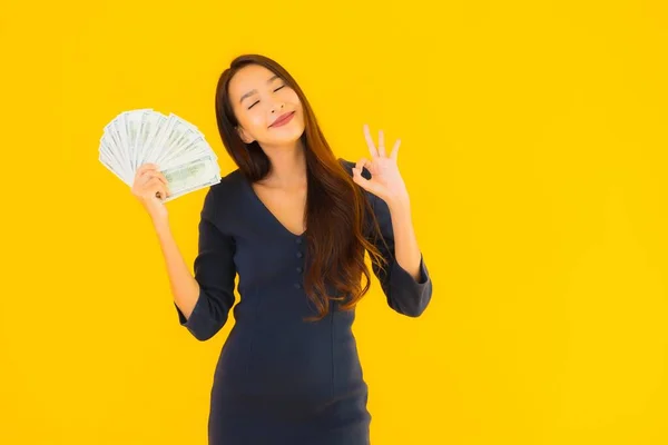 Portrét Krásná Mladá Asijská Žena Penězi Penězi Žlutém Izolovaném Pozadí — Stock fotografie
