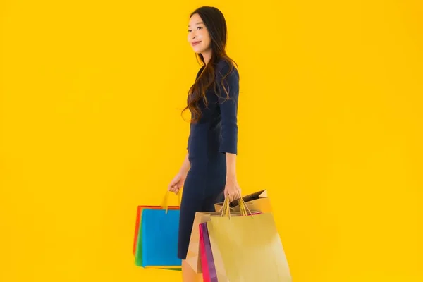 Portret Mooie Jonge Aziatische Vrouw Met Kleurrijke Boodschappentas Gele Geïsoleerde — Stockfoto