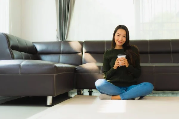 Retrato Hermosa Joven Mujer Asiática Uso Teléfono Móvil Inteligente Con — Foto de Stock