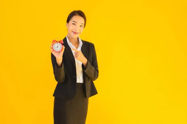 Retrato Bonito Jovem Asiático Mulher Mostrar Tempo Relógio Alarme Amarelo — Fotografia de Stock