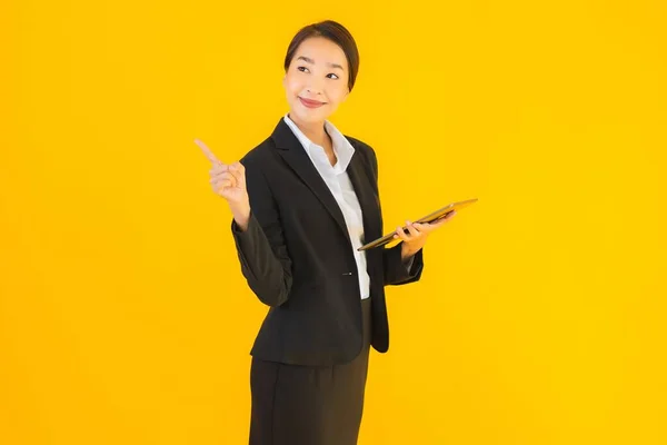 Retrato Hermosa Joven Asiática Mujer Feliz Sonrisa Con Tabletas Inteligentes —  Fotos de Stock