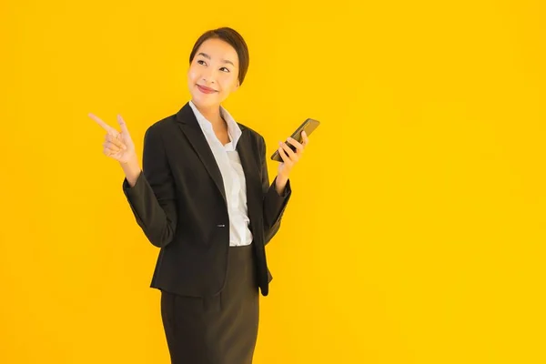 Porträt Schöne Junge Business Asiatin Mit Smartphone Und Kaffeetasse Auf — Stockfoto