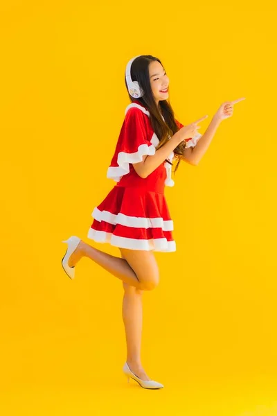 Retrato Bonito Jovem Asiático Natal Roupas Chapéu Ouvir Música Com — Fotografia de Stock