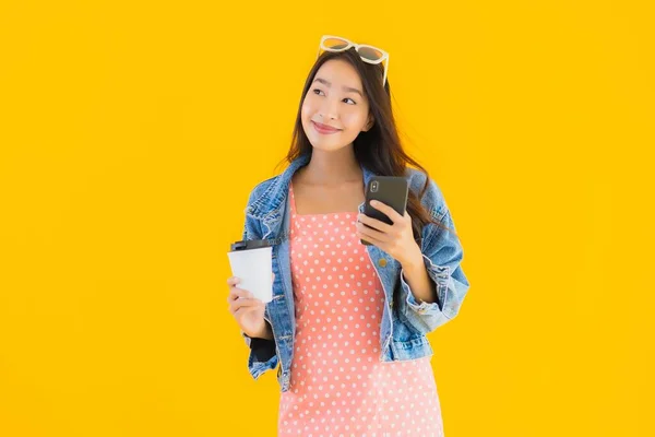 Porträtt Vacker Ung Asiatisk Kvinna Med Kaffekopp Och Smart Mobiltelefon — Stockfoto