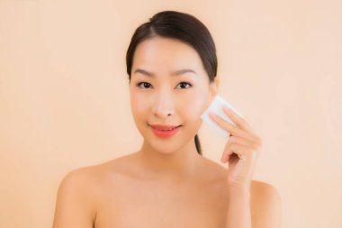 Güzellik kaplıcaları ve kozmetik makyaj anlayışı olan Asyalı güzel bir kadın portresi.