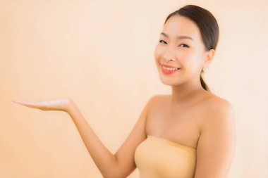 Güzellik kaplıcaları ve kozmetik makyaj anlayışı olan Asyalı güzel bir kadın portresi.