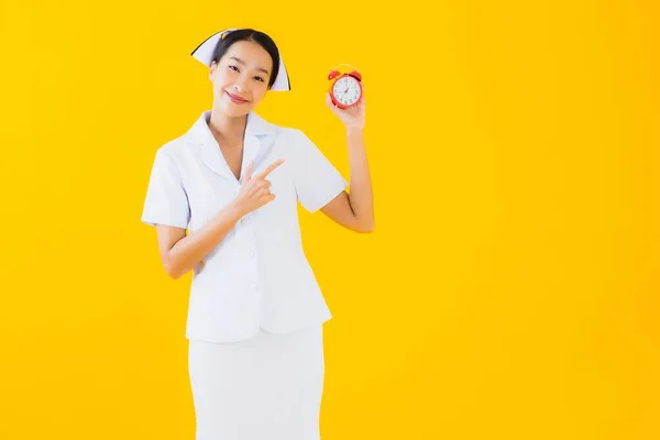 Portret Mooie Jonge Aziatische Vrouw Thai Verpleegster Tonen Klok Alarm — Stockfoto