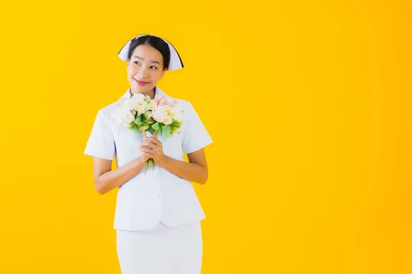 Retrato Bonito Jovem Asiático Mulher Tailandês Enfermeira Com Flor Amarelo — Fotografia de Stock