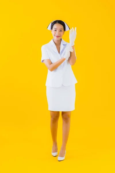 Retrato Bonito Jovem Asiático Mulher Tailandês Enfermeira Desgaste Luva Amarelo — Fotografia de Stock