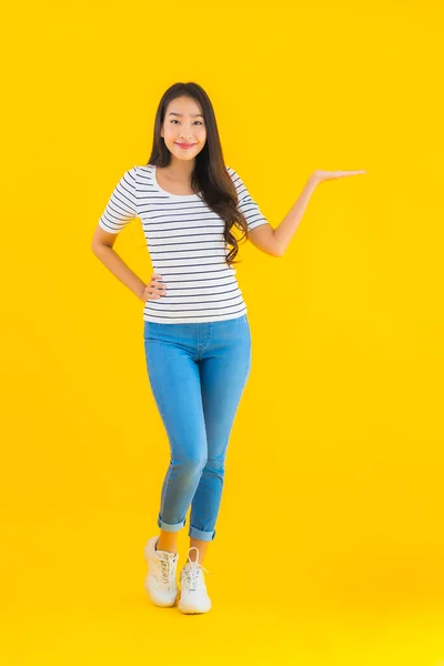 Portret Mooie Jonge Aziatische Vrouw Glimlach Blij Met Actie Geel — Stockfoto