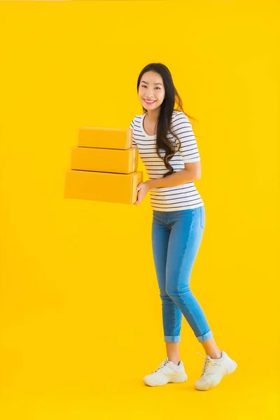 Portret Mooie Jonge Aziatische Vrouw Met Pakket Doos Klaar Voor — Stockfoto