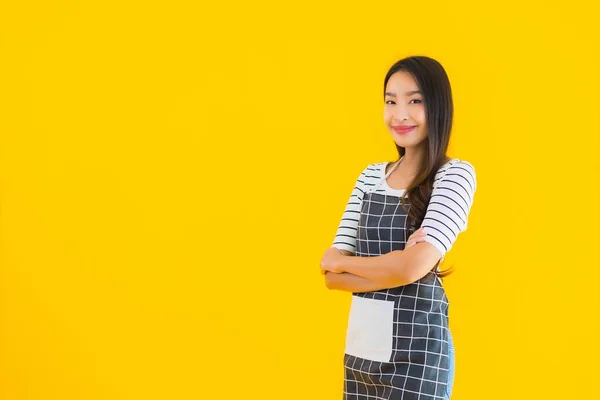 Güzel Bir Portre Genç Asyalı Kadın Önlük Giyer Gülümser Sarı — Stok fotoğraf