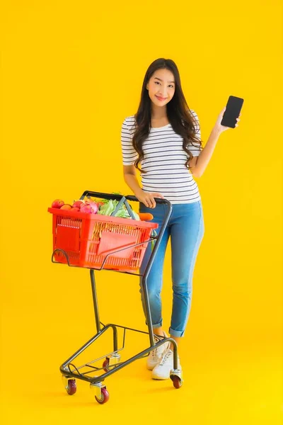 Retrato Hermosa Joven Asiática Mujer Compras Tienda Comestibles Supermercado Carro — Foto de Stock