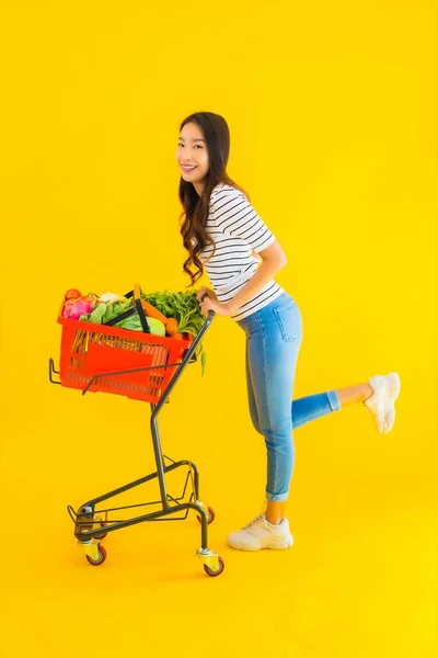 Retrato Hermosa Joven Asiática Mujer Compras Tienda Comestibles Supermercado Carro — Foto de Stock